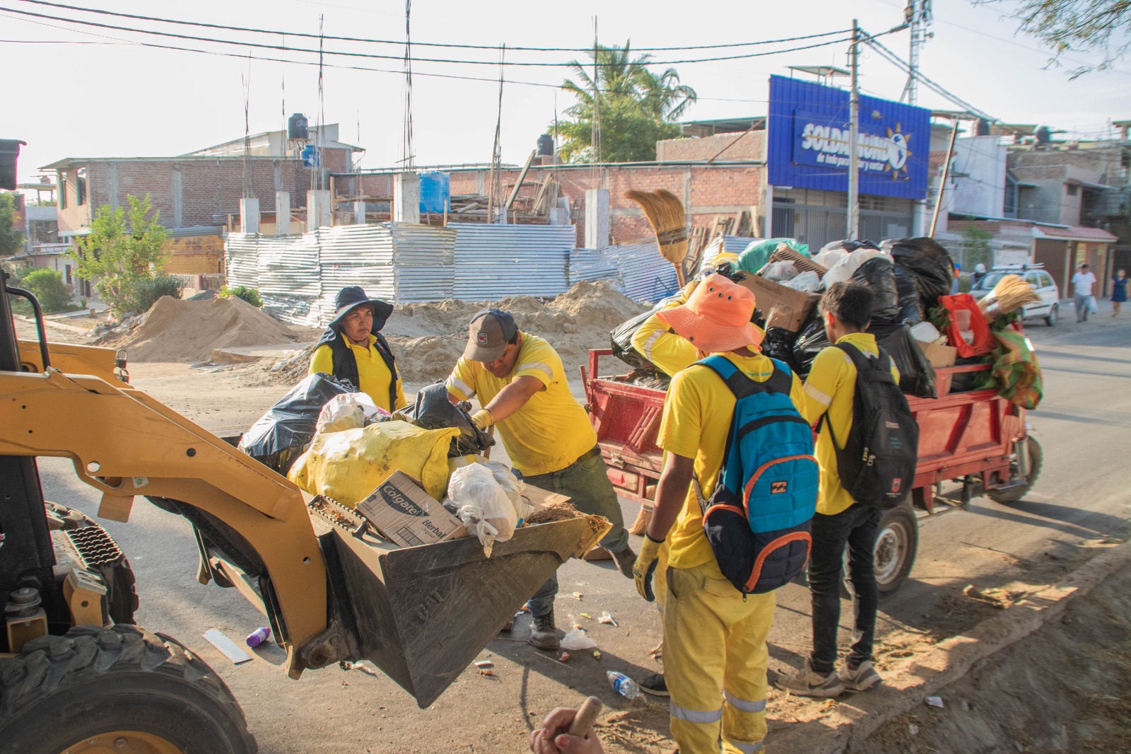 MPP LIMPIA LA AVENIDA CÉSAR VALLEJO Y RECOGE 50 TONELADAS DE RESIDUOS