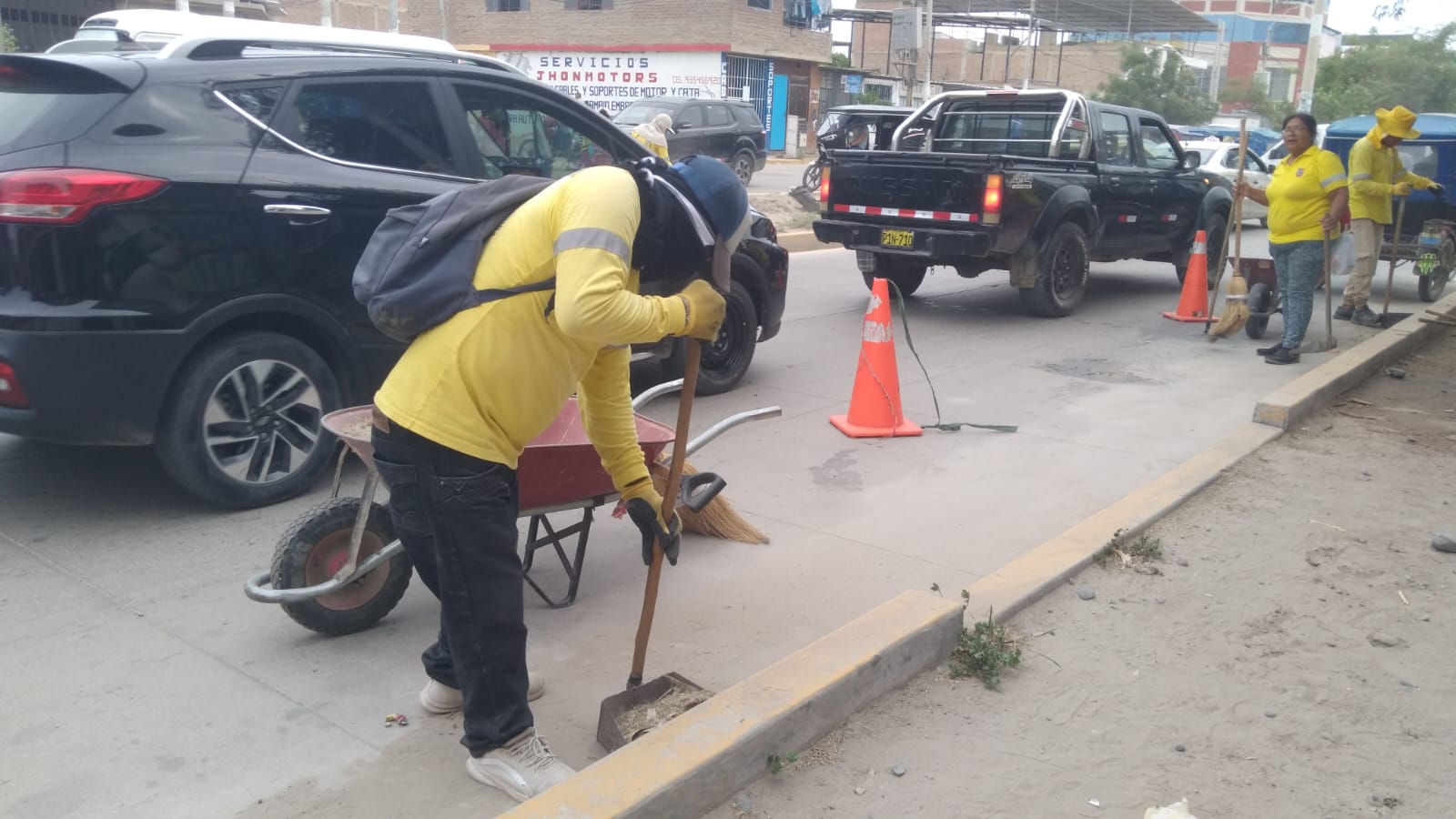 MPP RECOGE 30 TN DE RESIDUOS SÓLIDOS DE LA AV. GULLMAN